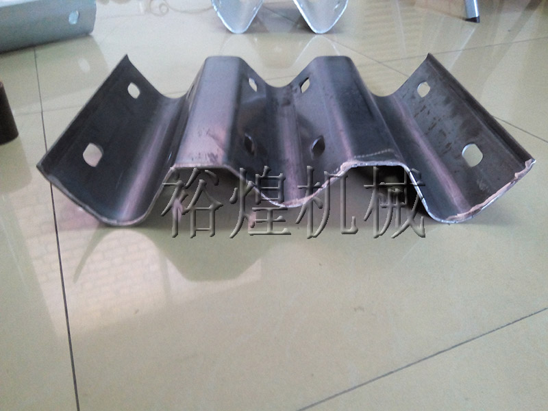 高速公路三波護欄板生產(chǎn)線價格 高速公路三波護欄板生產(chǎn)線價格